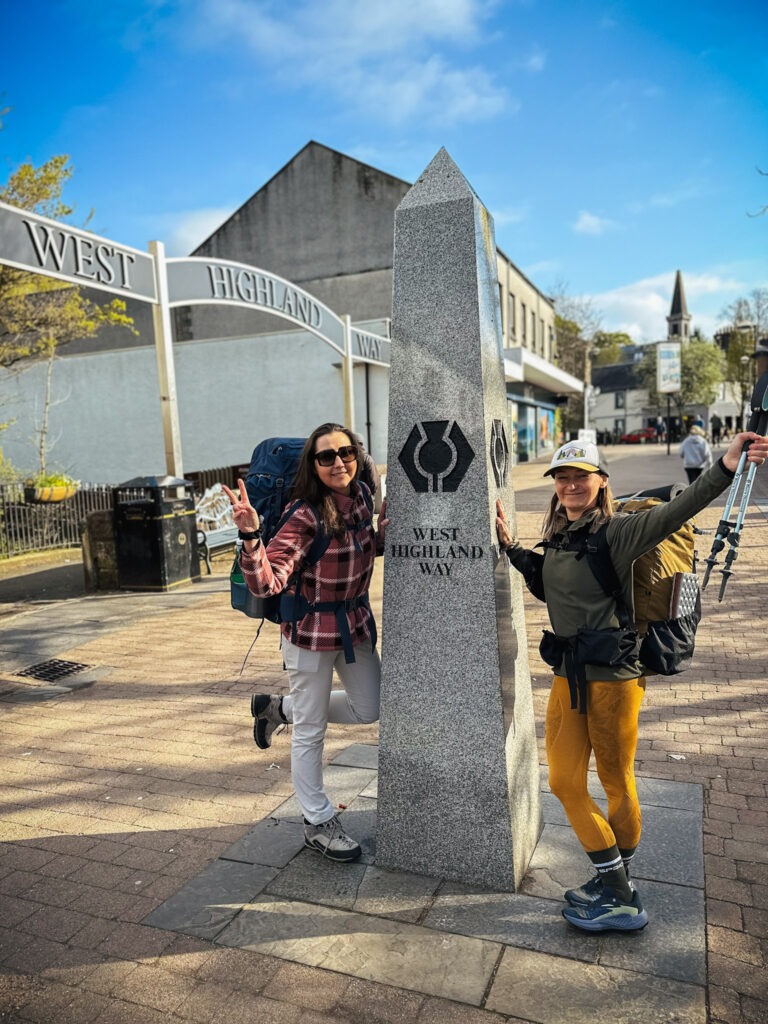 West Highland Way - początek szlaku przy obelisku w Milngavie